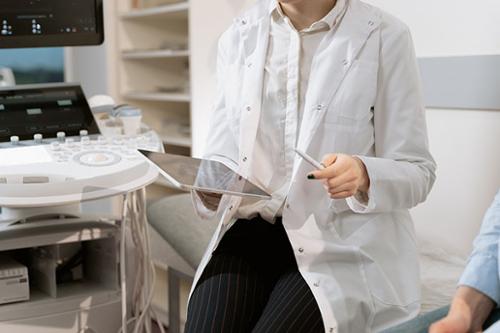Top 5 Places for a Certified Nurse Midwife to Live
